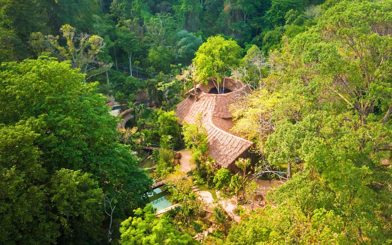 ธรรมชาติที่อุดมสมบูรณ์และสวยงามของ Hanuman World Phuket